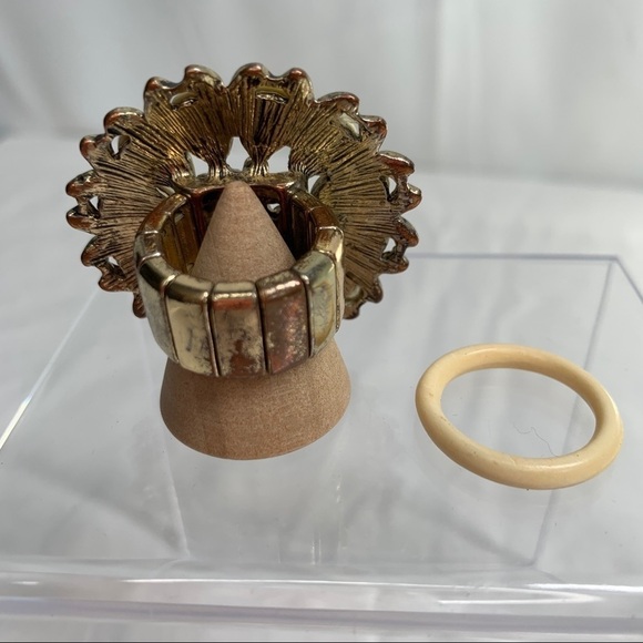 Pair of Rings Beaded Stretch Flower Ring & Acrylic Band-Cream/Green/Gold - Picture 4 of 8